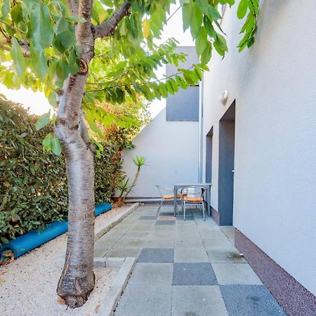 Crowonder Lucky Holiday House With Pool And Patio 30 Meters From The Beach Zadar Exterior photo