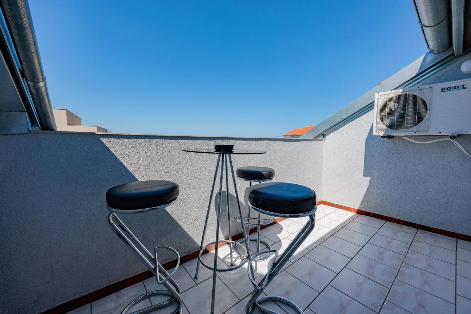 Crowonder Lucky Holiday House With Pool And Patio 30 Meters From The Beach Zadar Exterior photo