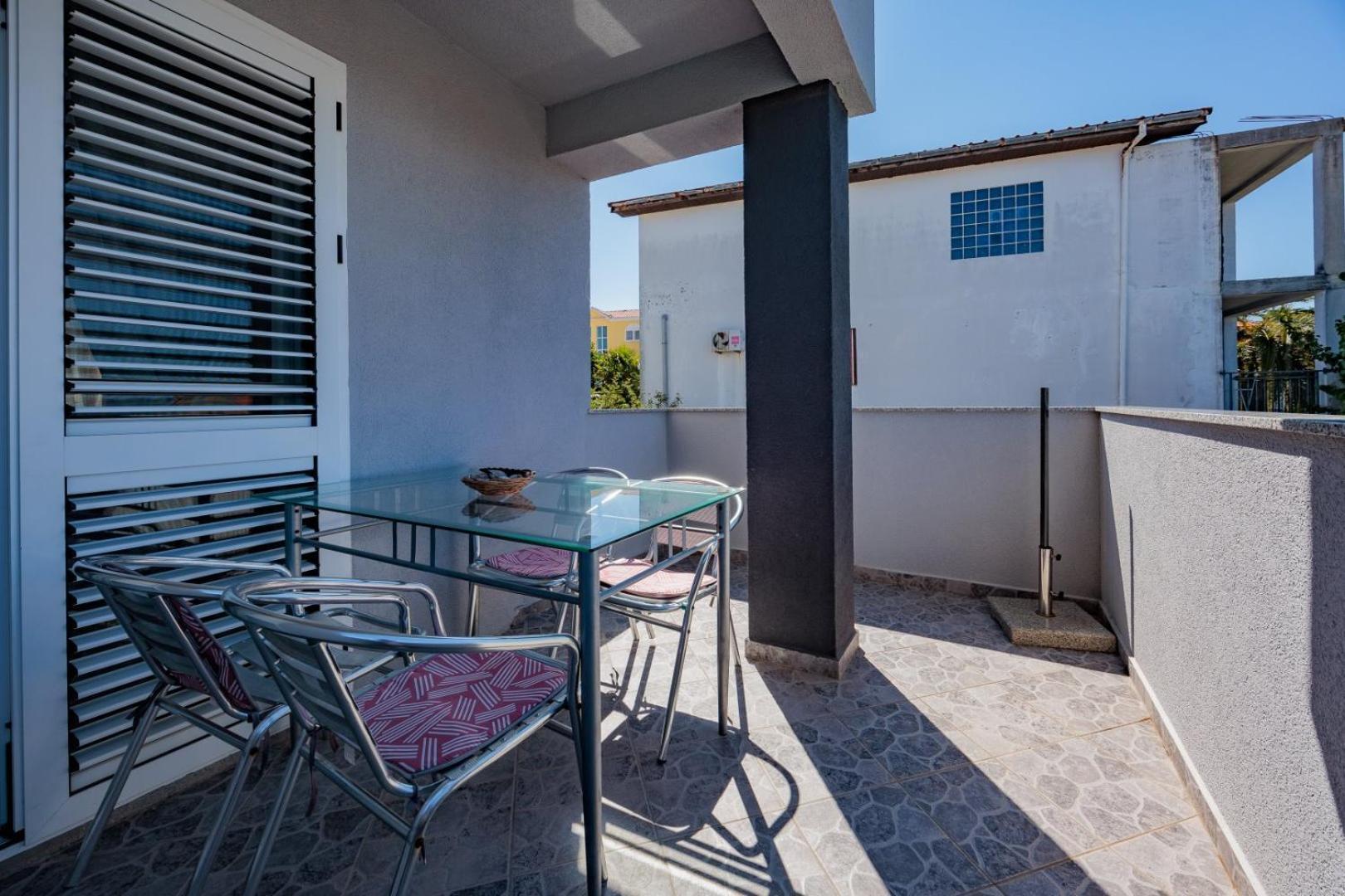 Crowonder Lucky Holiday House With Pool And Patio 30 Meters From The Beach Zadar Exterior photo