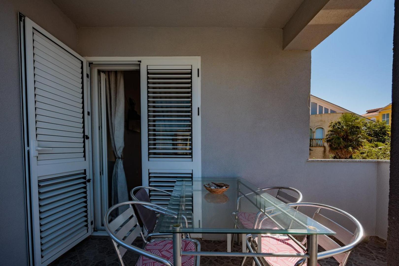 Crowonder Lucky Holiday House With Pool And Patio 30 Meters From The Beach Zadar Exterior photo